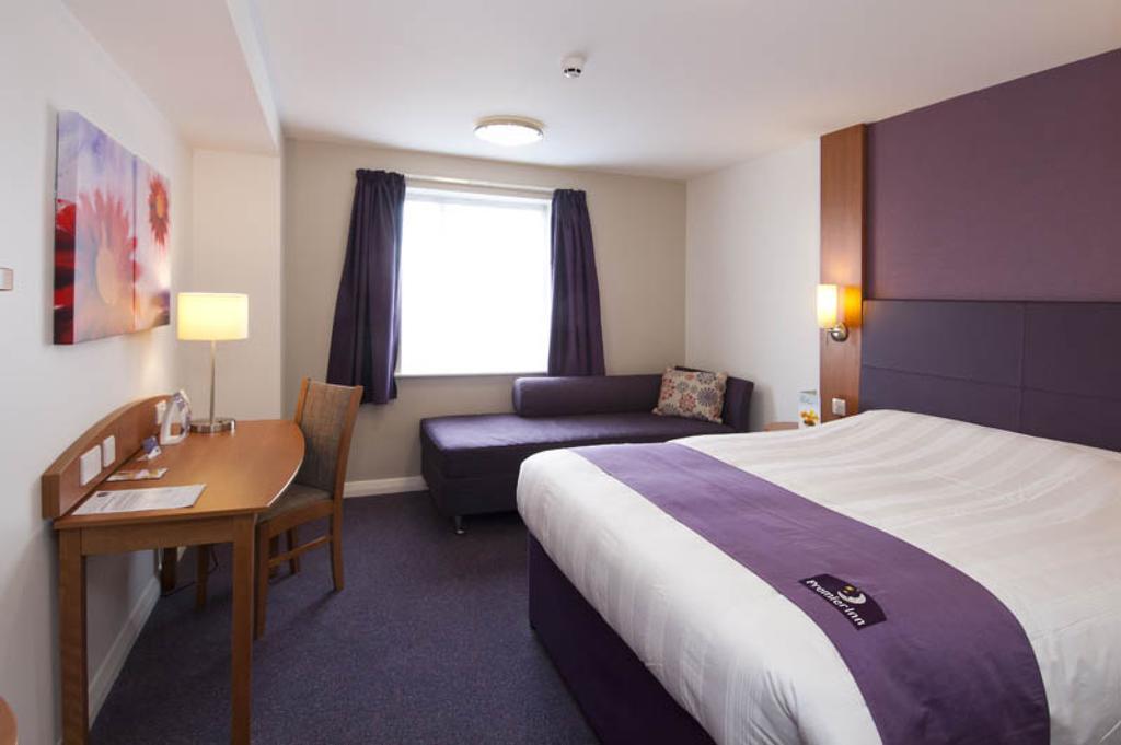Premier Inn Camberley Extérieur photo