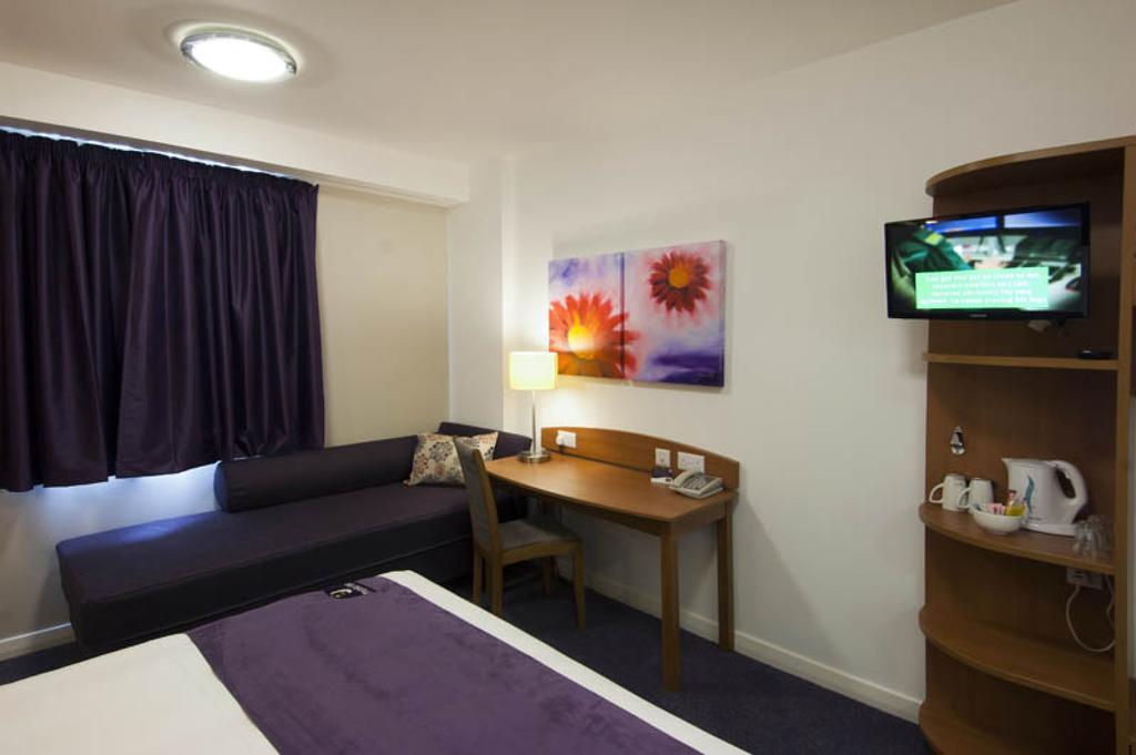 Premier Inn Camberley Extérieur photo
