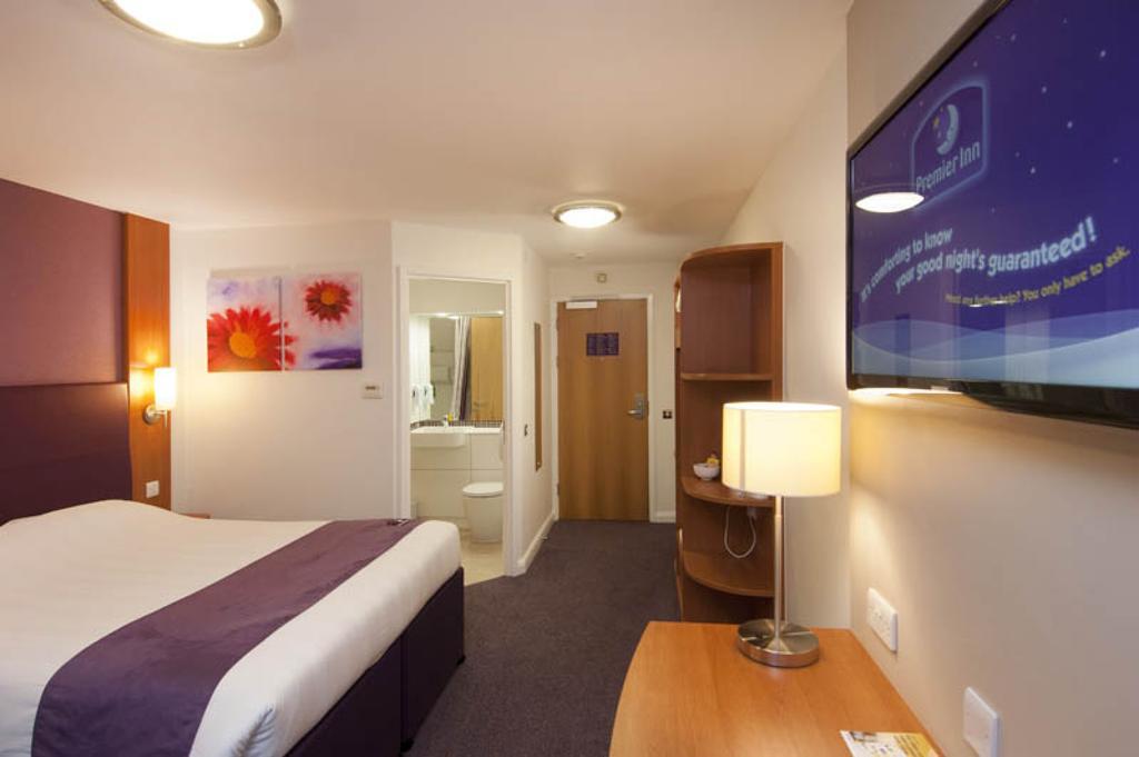 Premier Inn Camberley Extérieur photo