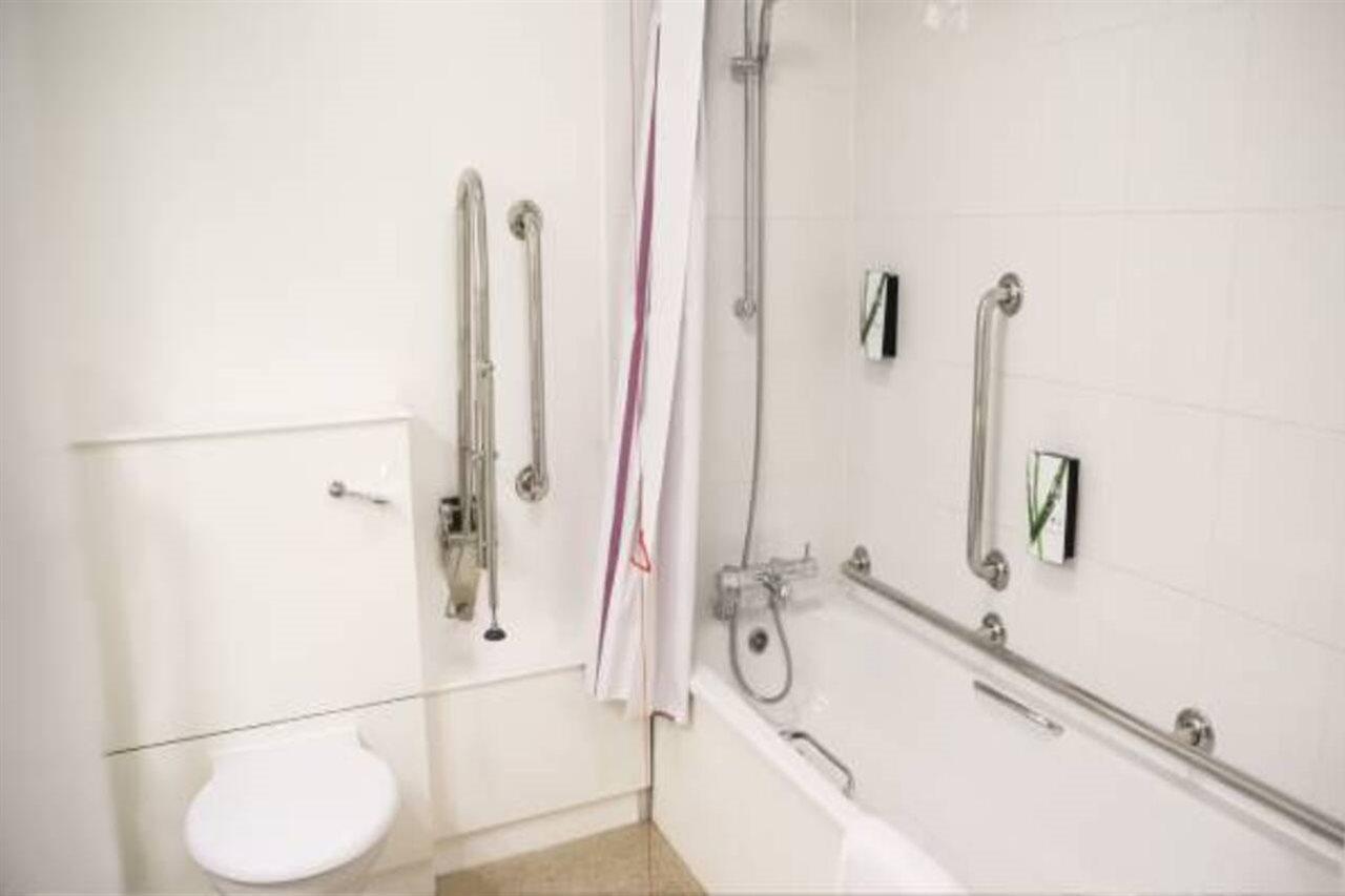Premier Inn Camberley Extérieur photo