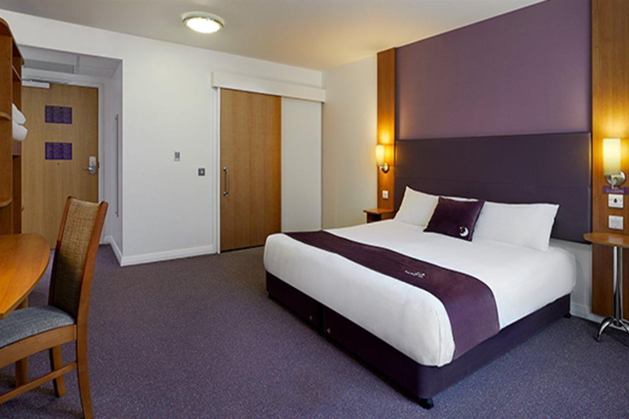 Premier Inn Camberley Extérieur photo