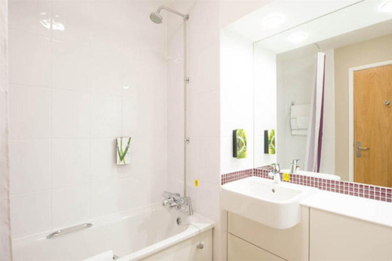 Premier Inn Camberley Extérieur photo