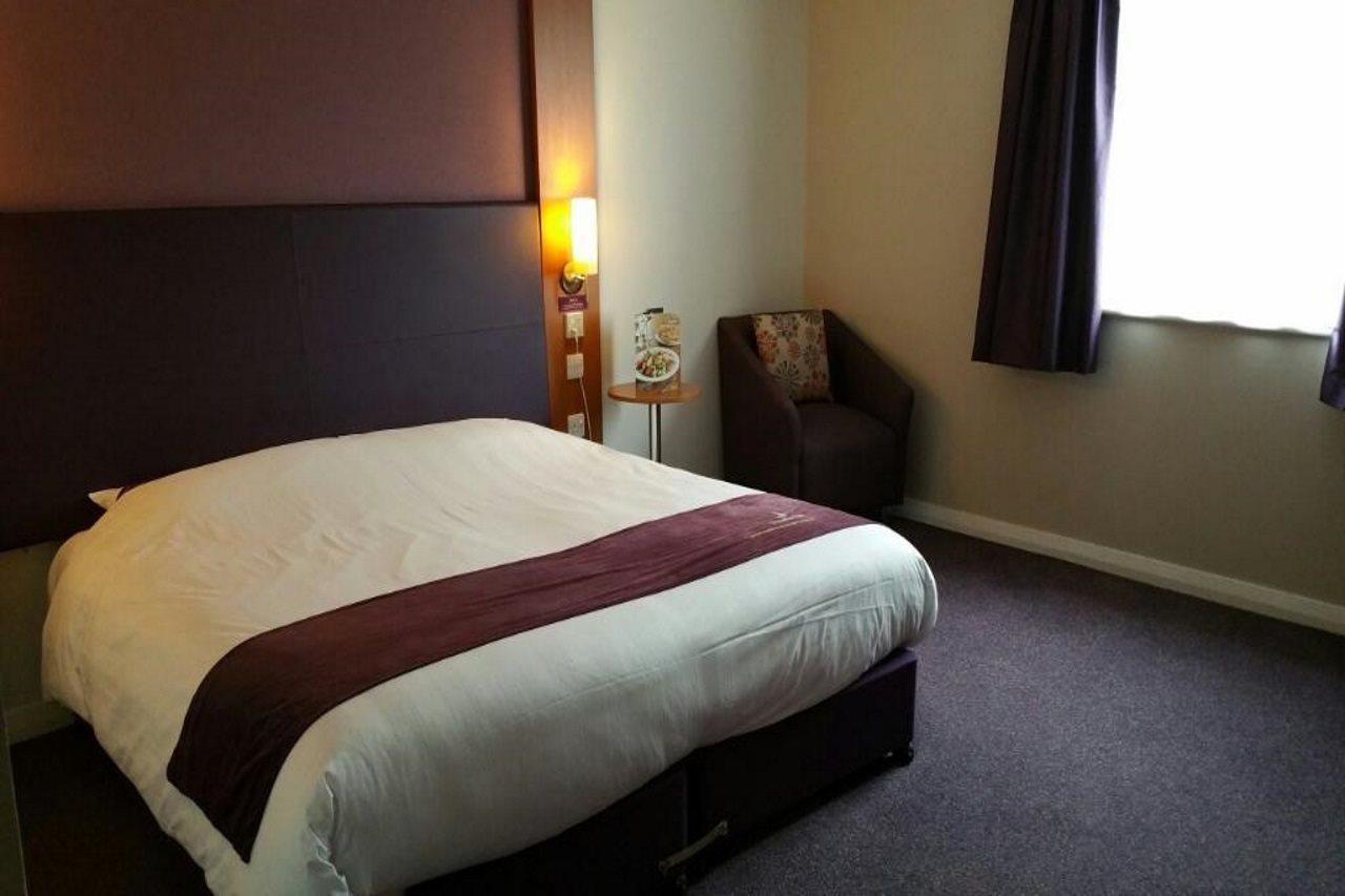 Premier Inn Camberley Extérieur photo