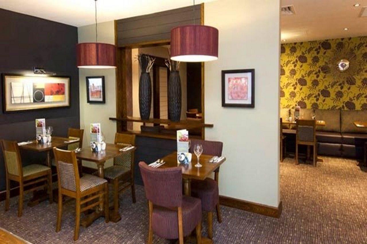 Premier Inn Camberley Extérieur photo