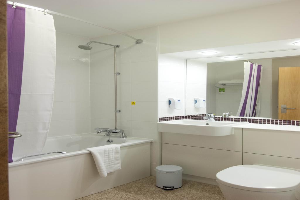 Premier Inn Camberley Extérieur photo